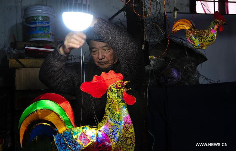 В честь приближающегося праздника в Нанкине /провинция Цзянсу, Восточный Китай/ украсили красочными фонарями в форме символа наступающего года старинные городские ворота Чжунхуамэнь.