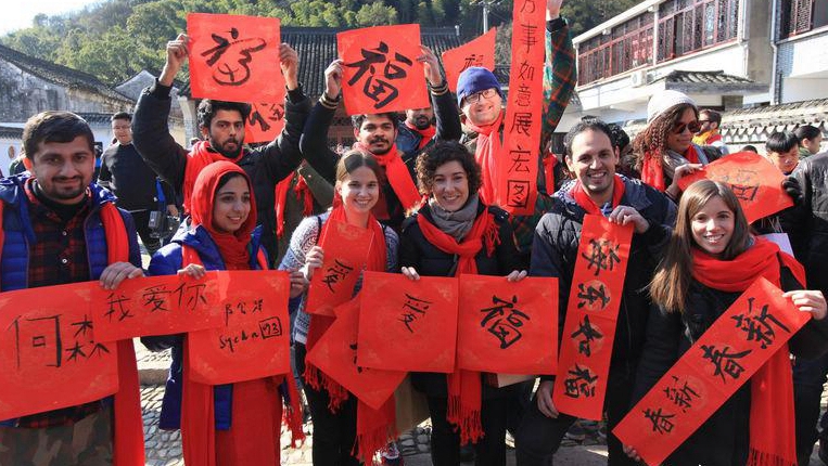 Китайцы совместно с иностранными гостями отпраздновали Новый год перед началом праздника Весны