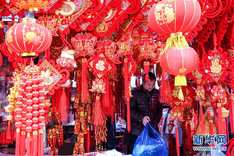 С приближением китайского Нового года (праздника Чуньцзе) в лавочках рядом с торговой улицей Дэхуа в г.Чжэнчжоу провинции Хэнань, где продают новогодние украшения, пышно расцветает торговля.