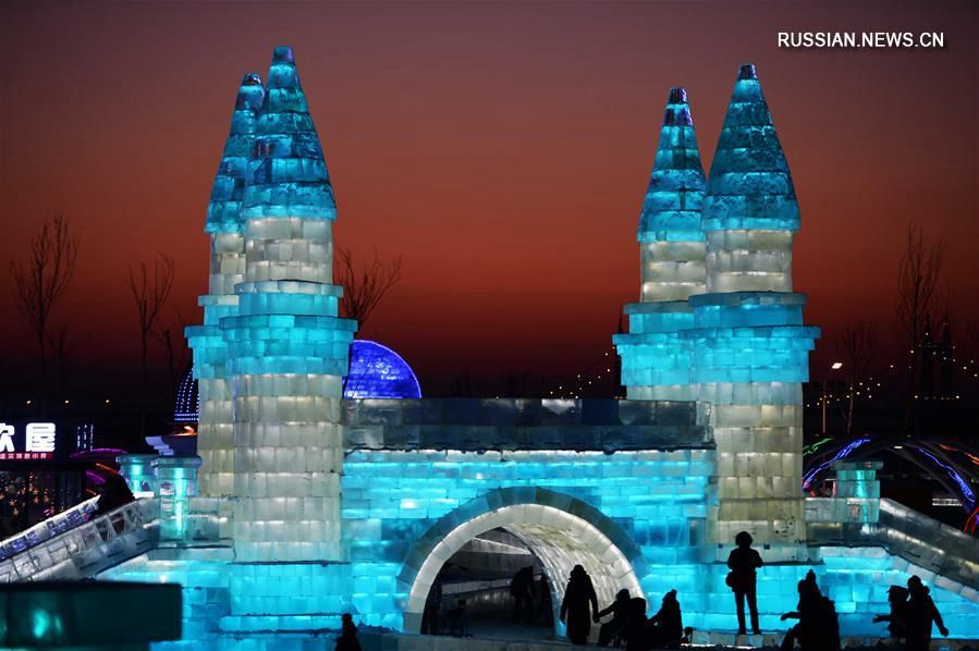 Харбинский парк 'Большой мир льда и снега' привлек многочисленных посетителей