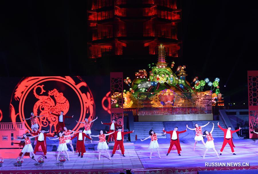 Сегодня вечером в Парке развалин монастыря Дабаоэнь в районе Циньхуай Нанкина /провинция Цзянсу, Восточный Китай/ состоялась церемония зажжения огней 31-й Нанкинской выставки фонарей.