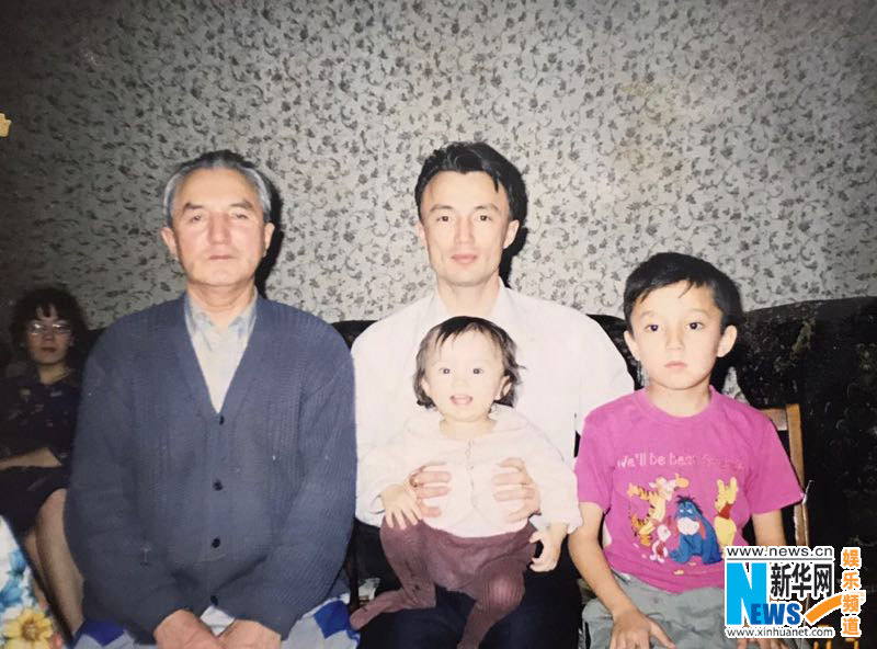 После дебюта казахстанского певца Димаша Кудайбергенова в китайском музыкальном телешоу «Певцы», он сразу стал пользовался популярностью у китайцев, своим потрясающим вокальным мастерством и безупречно красивой внешностью он покорил китайские соцсети, такие, как Weibo, Wechat. 