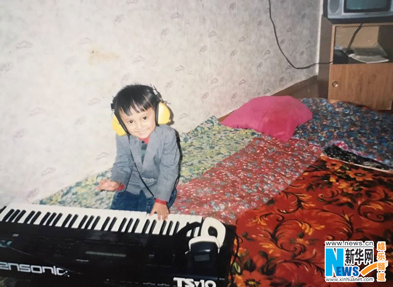 После дебюта казахстанского певца Димаша Кудайбергенова в китайском музыкальном телешоу «Певцы», он сразу стал пользовался популярностью у китайцев, своим потрясающим вокальным мастерством и безупречно красивой внешностью он покорил китайские соцсети, такие, как Weibo, Wechat. 