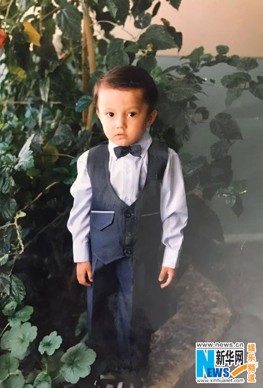 На днях были обнародованы его детские фото, на этих фото этот иностранный паренек мил и симпатичен, на некоторых фото он, как маленький музыкант, играет на разных музыкальных инструментах, демонстрируя свою крутизну. 