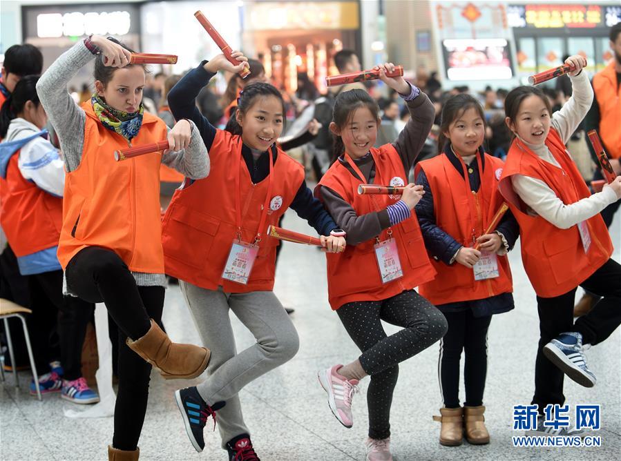 23 января пять иностранных волонтеров вместе с местными волонтерами отправились на восточный вокзал Ханчжоу, чтобы принять участие в добровольческом мероприятии и предоставить услуги под названием «Теплый путь домой».