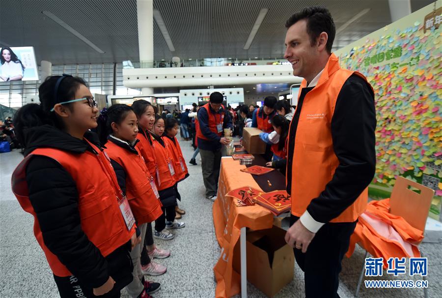 23 января пять иностранных волонтеров вместе с местными волонтерами отправились на восточный вокзал Ханчжоу, чтобы принять участие в добровольческом мероприятии и предоставить услуги под названием «Теплый путь домой».