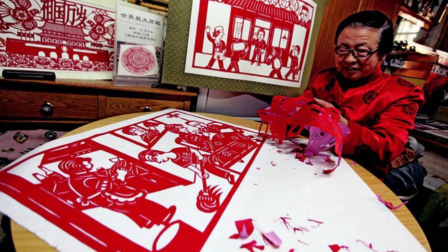 Известный мастер вырезания из бумаги Чжан Сяолинь рассказал, что символизирует год Петуха