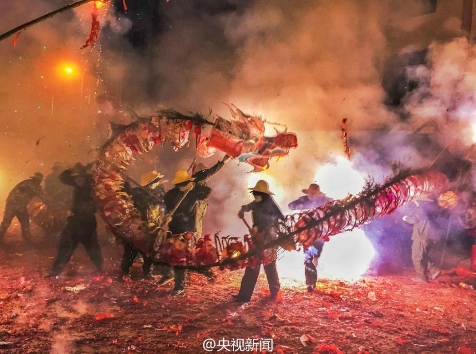 Традиционный танец огненного дракона в провинции Гуйчжоу 