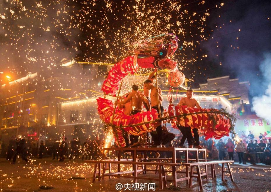 Традиционный танец огненного дракона в провинции Гуйчжоу 