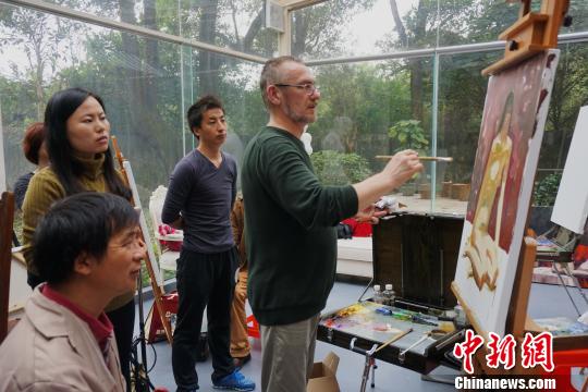 Русский и китайский художники устроили состязание в мастерстве в Наньцунь провинции Гуандун, масляная живопись в жанре сеи удостоилась больших почестей