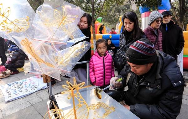 В городе Циндао открылась уличная ярмарка, где продают редьку, традиционные лакомства юаньсяо и танхулу