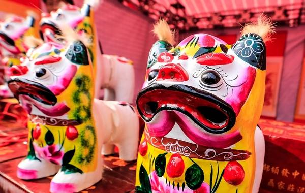 В городе Циндао открылась уличная ярмарка, где продают редьку, традиционные лакомства юаньсяо и танхулу