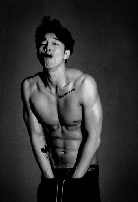 Корейский актер Гон Ю с убийственной сексуальностью