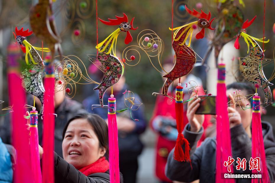 В преддверии праздника Фонарей фонари в форме Петуха стали популярным в городе Нанкин