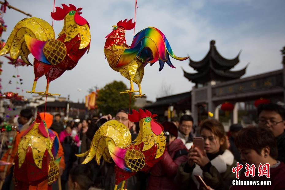В преддверии праздника Фонарей фонари в форме Петуха стали популярным в городе Нанкин