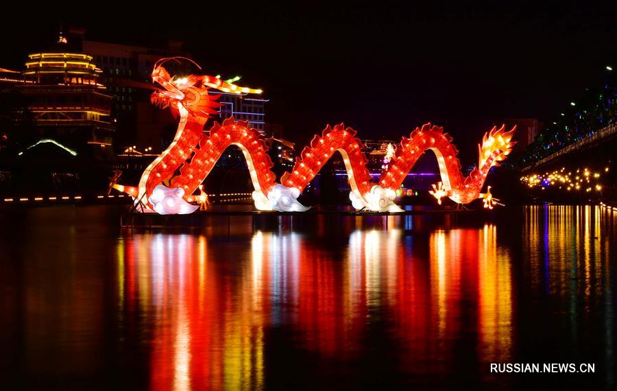 В преддверии Юаньсяоцзе /праздник Фонарей/ во многих китайских городах, украшенных красочными иллюминациями, царит праздничная атмосфера.