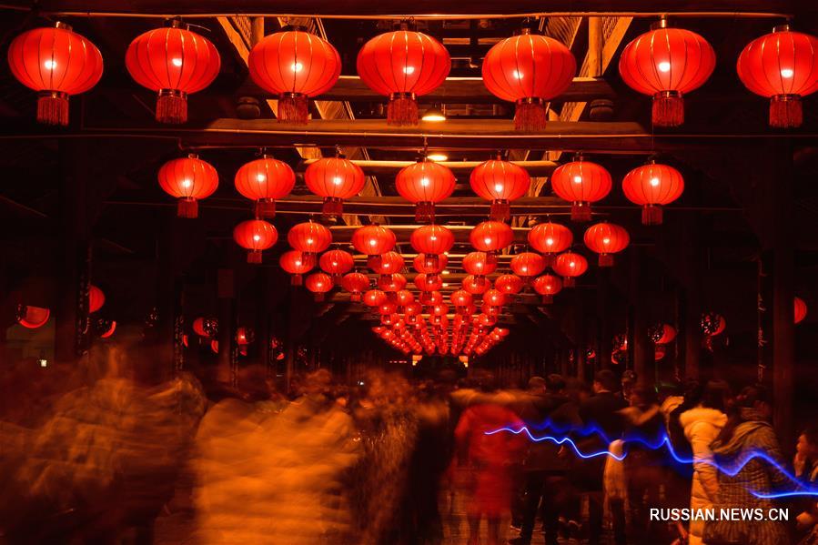 В преддверии Юаньсяоцзе /праздник Фонарей/ во многих китайских городах, украшенных красочными иллюминациями, царит праздничная атмосфера.