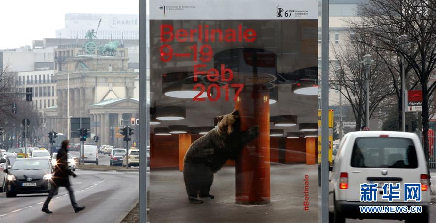 На фото: рекламный щит Берлинского кинофестиваля очень бросается в глаза. (8 февраля)