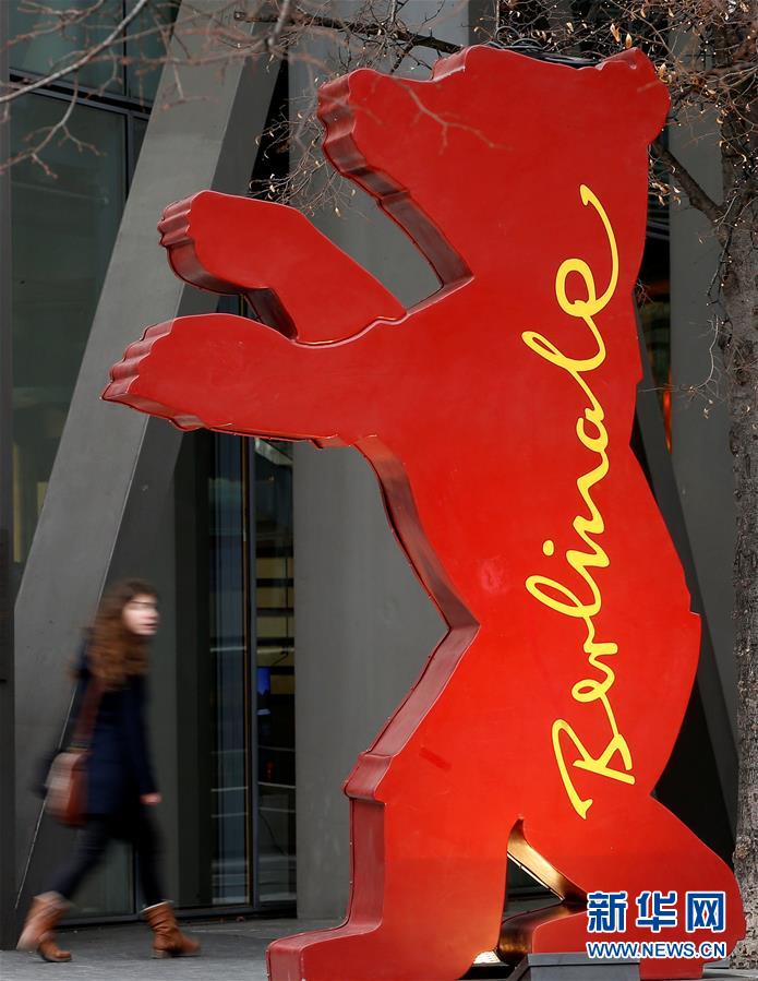 На фото: в Берлине Германии, прохожий идет мимо символа Берлинского кинофестиваля Медведя. (8 февраля)