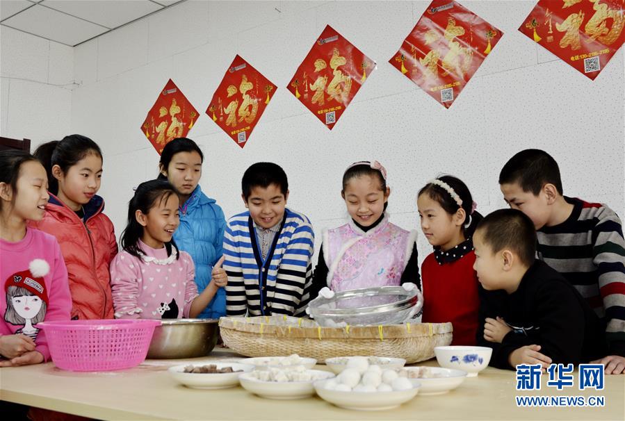 8 февраля в уезде Синьсиннань района Цяотун г. Синтай провинции Хэбэй организовали детей на мастер-класс по лепке юаньсяо (вареные колобки из клейкой рисовой муки с начинкой), чтобы они на практике и сердцем почувствовали традиции китайской культуры.