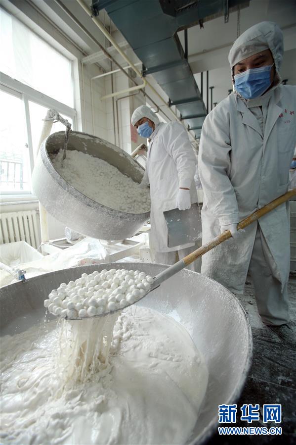Пищевая фабрика Пекина выпускает лакомство юаньсяо к Празднику Фонарей
