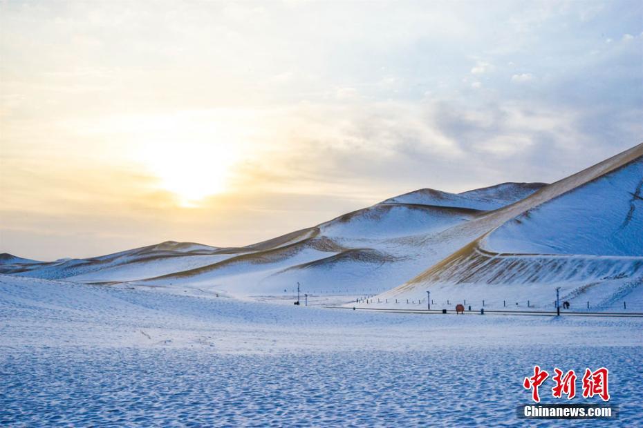 Горы Поющих Песков в Дуньхуане