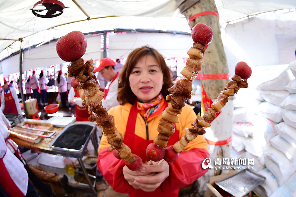 Лакомство танхулу с тушеной свининой – немыслимая закуска стала очень популярной на уличной ярмарке города Циндао