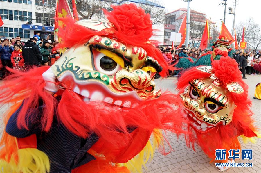 8 февраля в уезде Гуанцзун провинции Хэбэй состоялся фестиваль народной культуры и искусства, более 1000 крестьян-артистов показывают разнообразные традиционные представления в преддверии праздника Фонарей, в частности, танец льва, традиционный китайский танец янгэ, сухую лодку