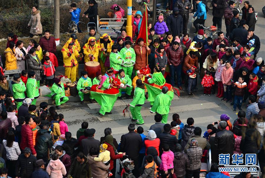 8 февраля в уезде Гуанцзун провинции Хэбэй состоялся фестиваль народной культуры и искусства, более 1000 крестьян-артистов показывают разнообразные традиционные представления в преддверии праздника Фонарей, в частности, танец льва, традиционный китайский танец янгэ, сухую лодку