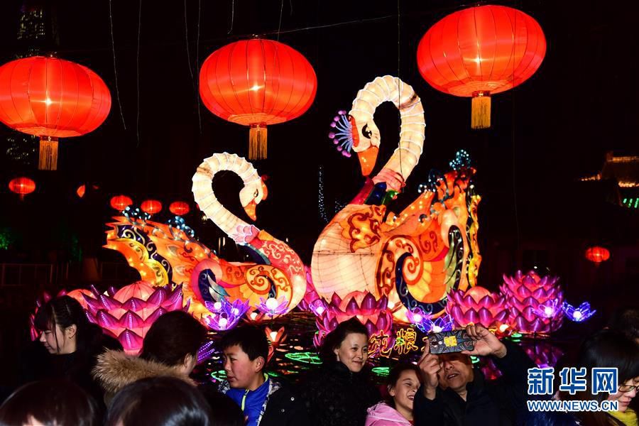 В разных местах Китая готовятся к празднику Фонарей
