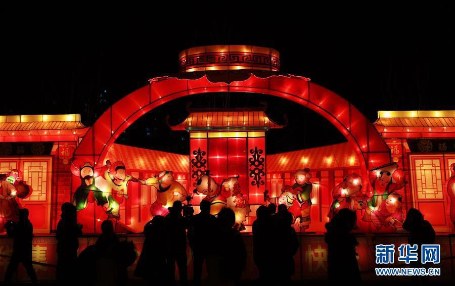Оживленная ярмарка фонарей в городе Бачжоу 
