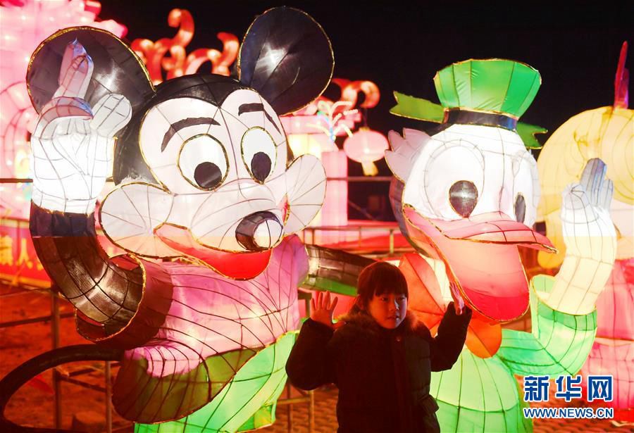 Оживленная ярмарка фонарей в городе Бачжоу 