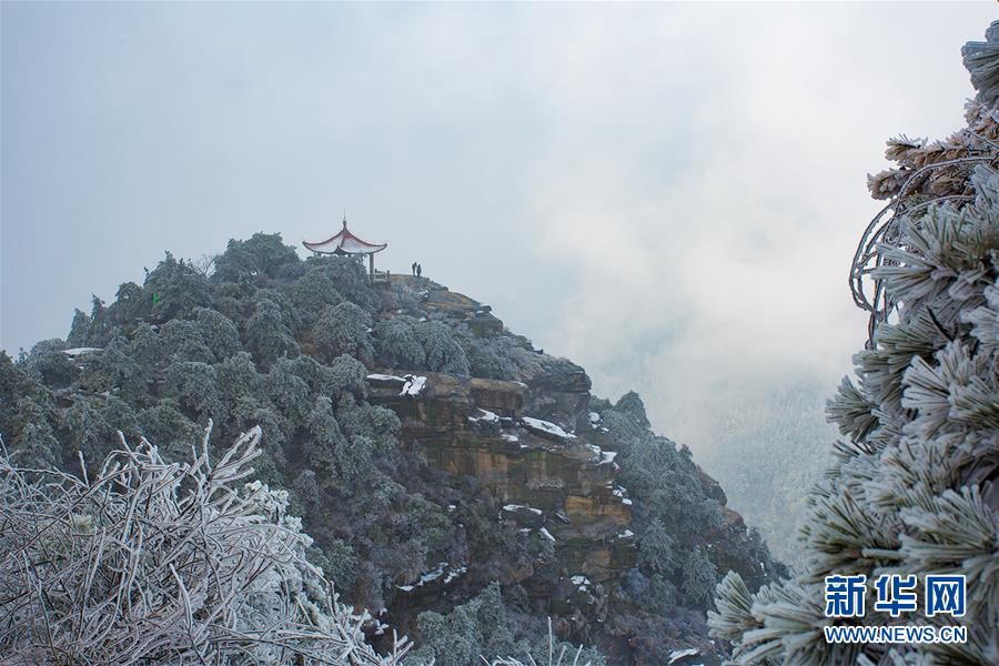 Горы Лушань после весеннего снегопада 