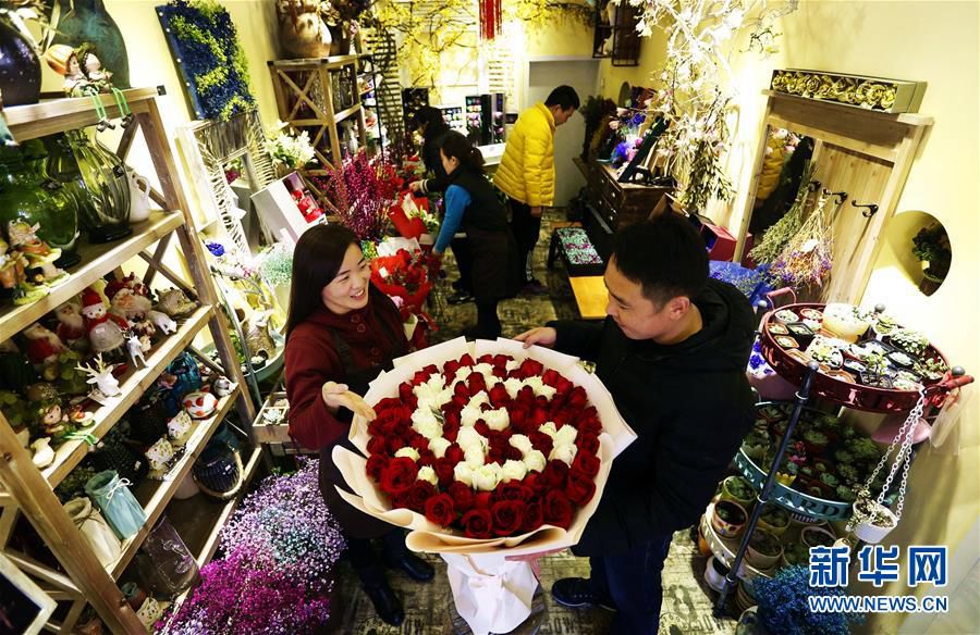 Цветочные магазины Китая готовятся ко Дню Святого Валентина 