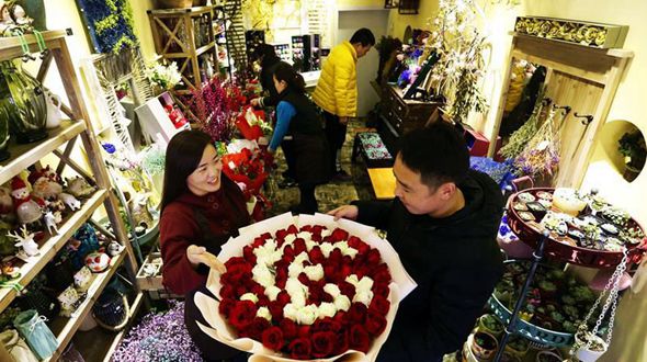 Цветочные магазины Китая готовятся ко Дню Святого Валентина 