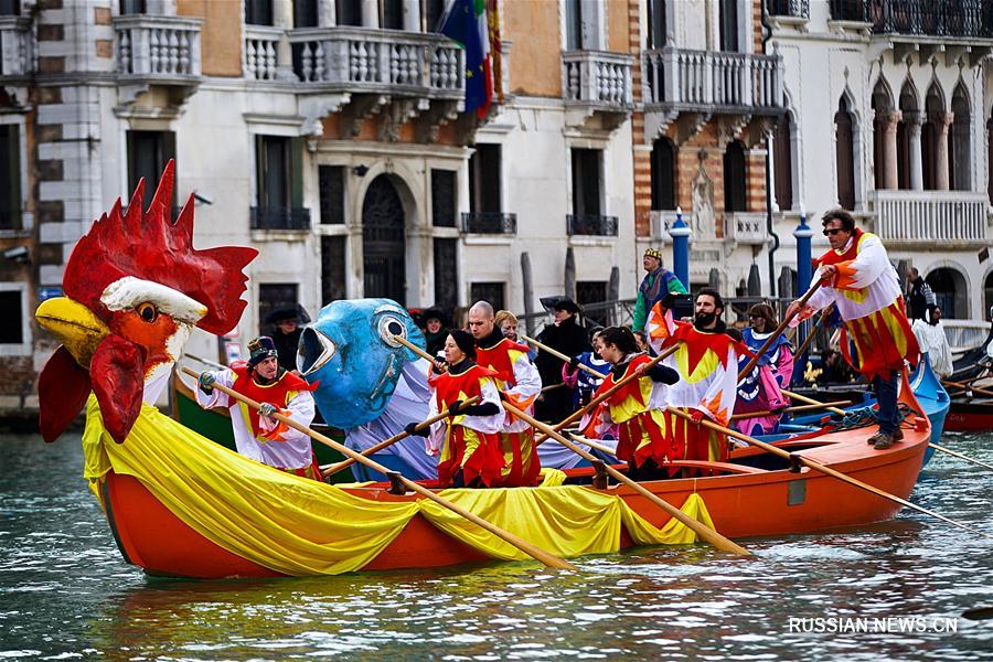 Парад гондол в рамках Венецианского карнавала 