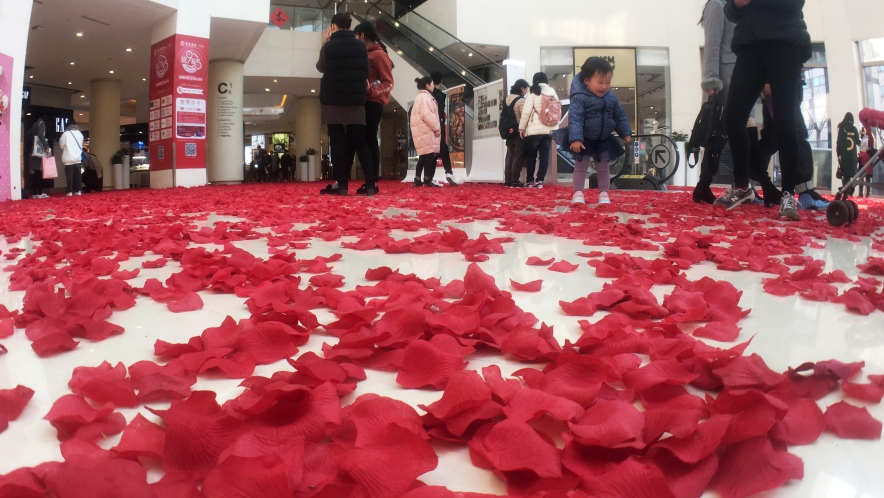 В магазине города Ханчжоу отмечают День влюбленных
