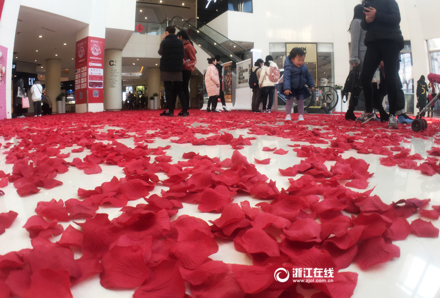 В магазине города Ханчжоу отмечают День влюбленных