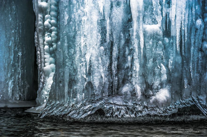 Венгерский фотограф запечатлел красоту ледяных водопадов