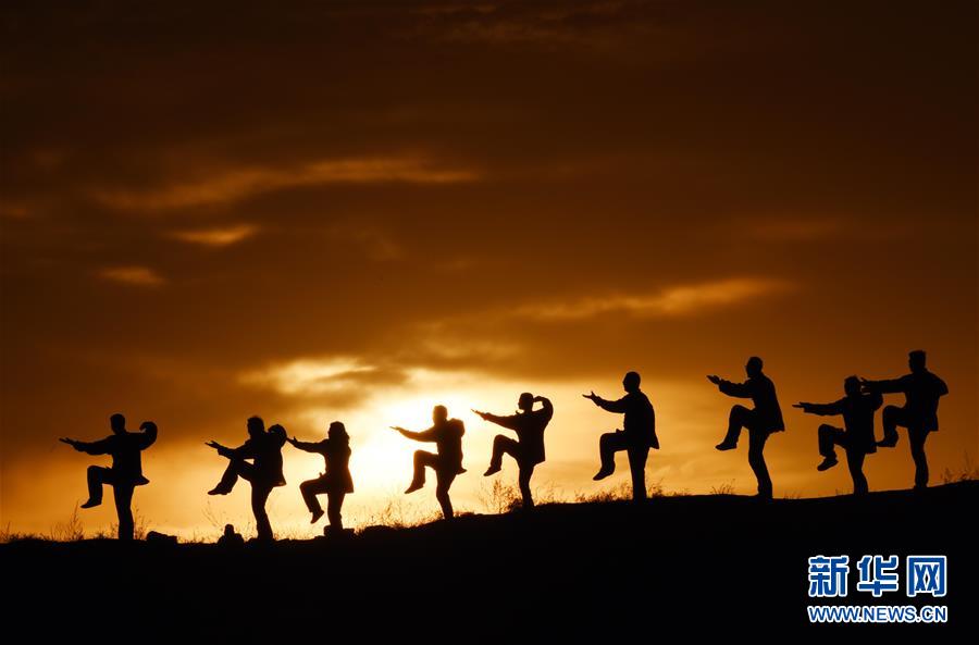 Утро 20 февраля, в Хух-Хото Внутренней Монголии, люди, занимающие утренней зарядкой, практикуют тайцзицаюнь, погружаясь в весенний пейзаж.