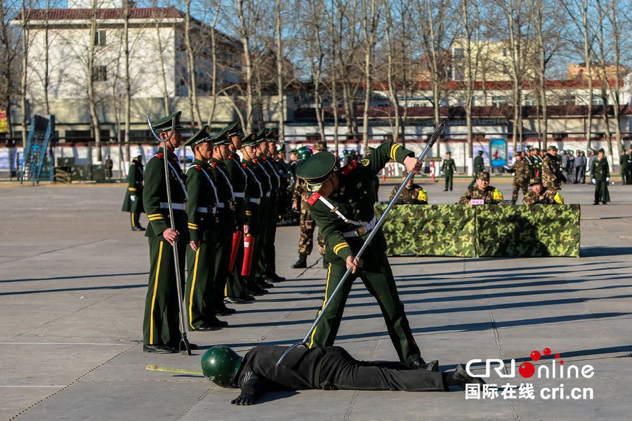 Как отбираются солдаты военной полиции для обслуживания ?двух сессий?? 