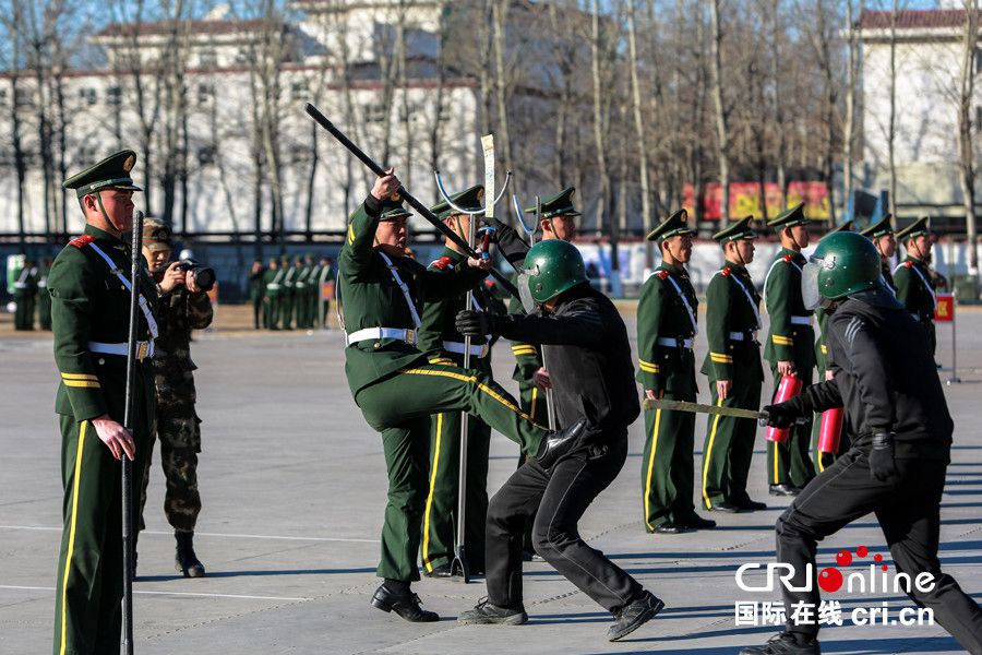 Как отбираются солдаты военной полиции для обслуживания ?двух сессий?? 