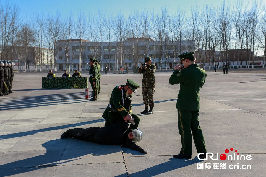 Как отбираются солдаты военной полиции для обслуживания ?двух сессий?? 