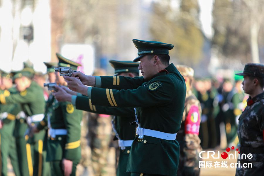 Как отбираются солдаты военной полиции для обслуживания ?двух сессий?? 