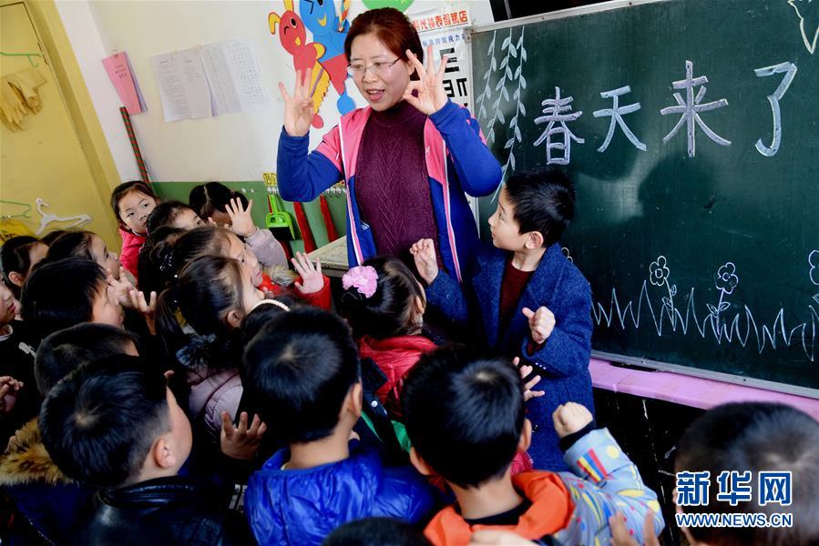 На фото: 20 февраля учитель образцового детского сада уезда Юаньцюй провинции Шаньси на уроке рассказывает историю о весне.