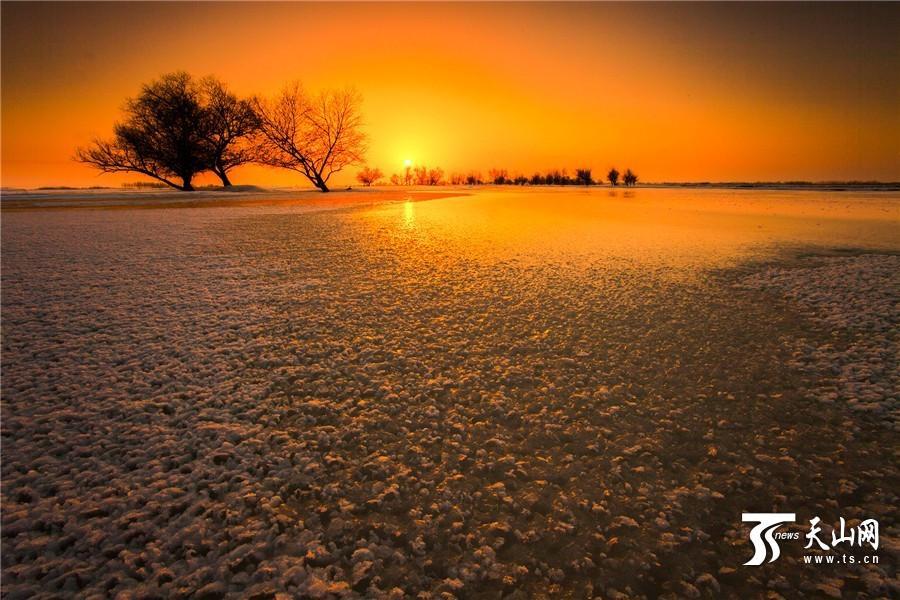 Волшебные пейзажи ледяной реки Эминьхэ в лучах заката