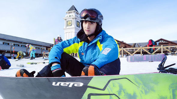 Актер Ню Цзюньфэн в новой фотосессии предстал в образе сноубордиста