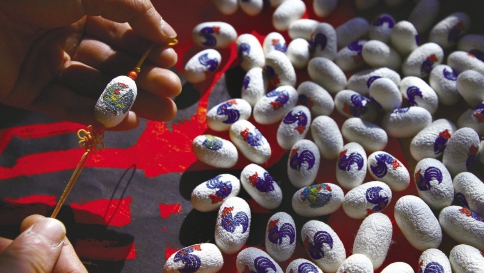 Рисунки на коконах в честь года Петуха: необычный сувенир из Китая