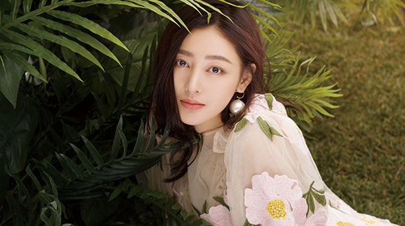 Новые модные фотографии актрисы Чжан Тяньай