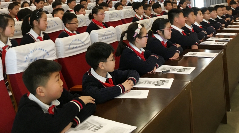 Город Ханчжоу: учителя и школьники совместно приобщались к духу «двух сессий»